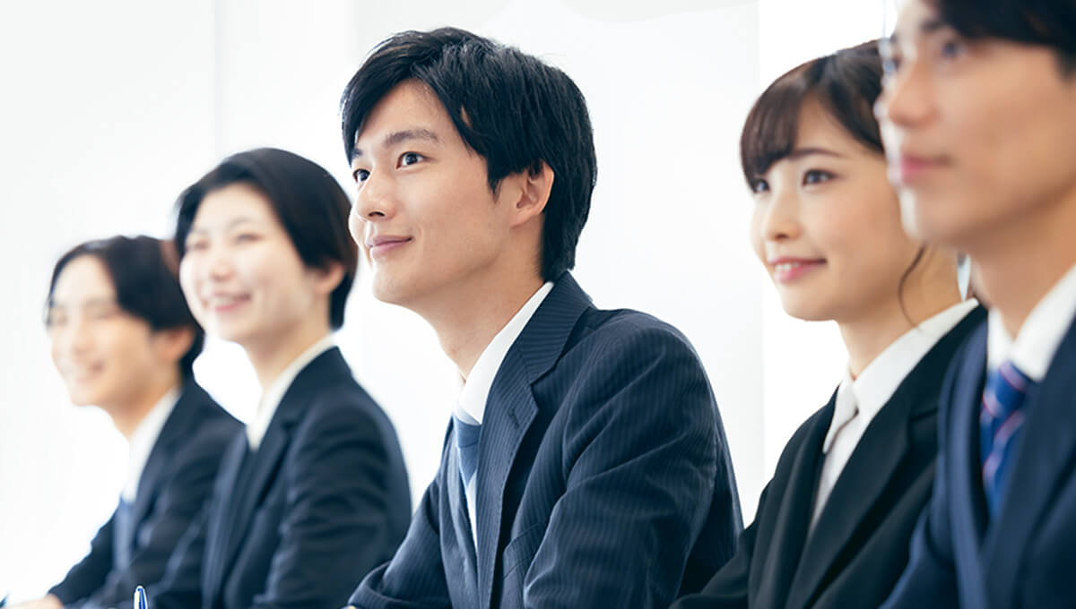 スーツを着て説明を聞く転職者たち