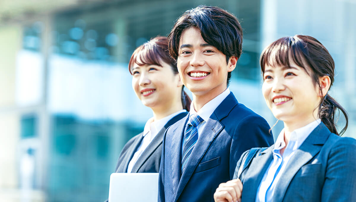 スーツを着た転職者3人の写真
