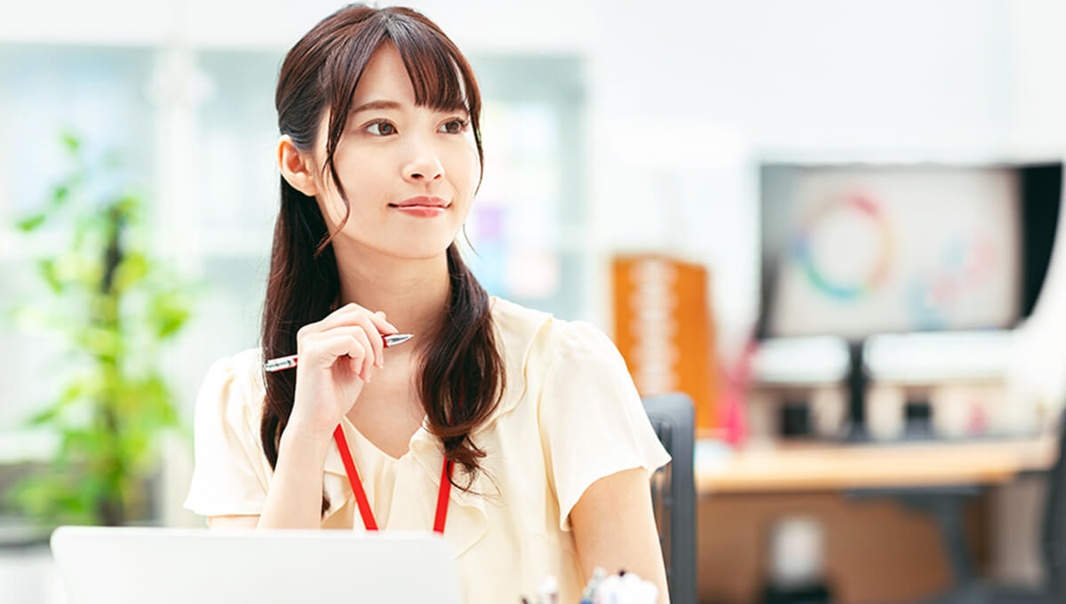 ペンを持つ女性社員